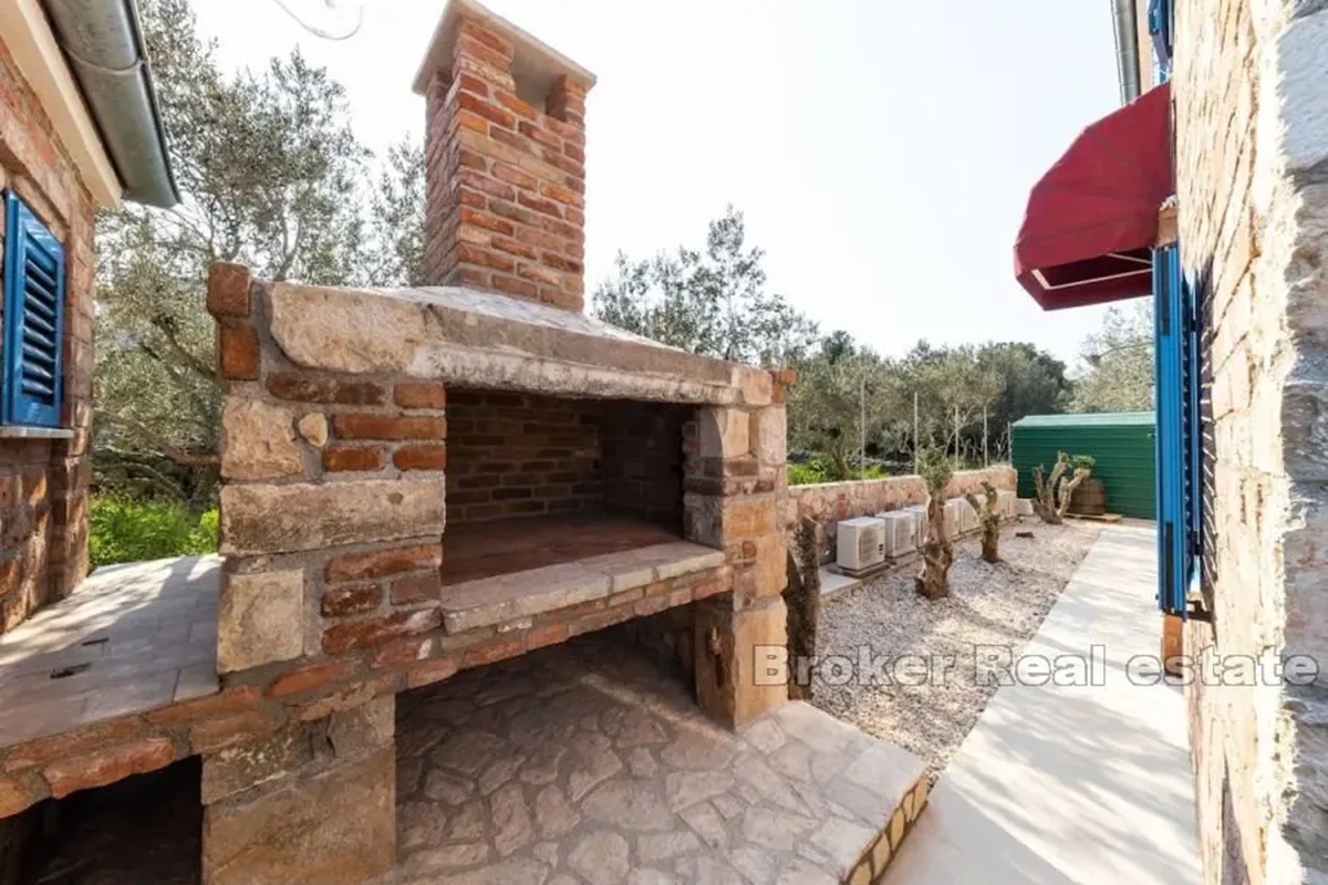 Casa in pietra con piscina in prima fila al mare