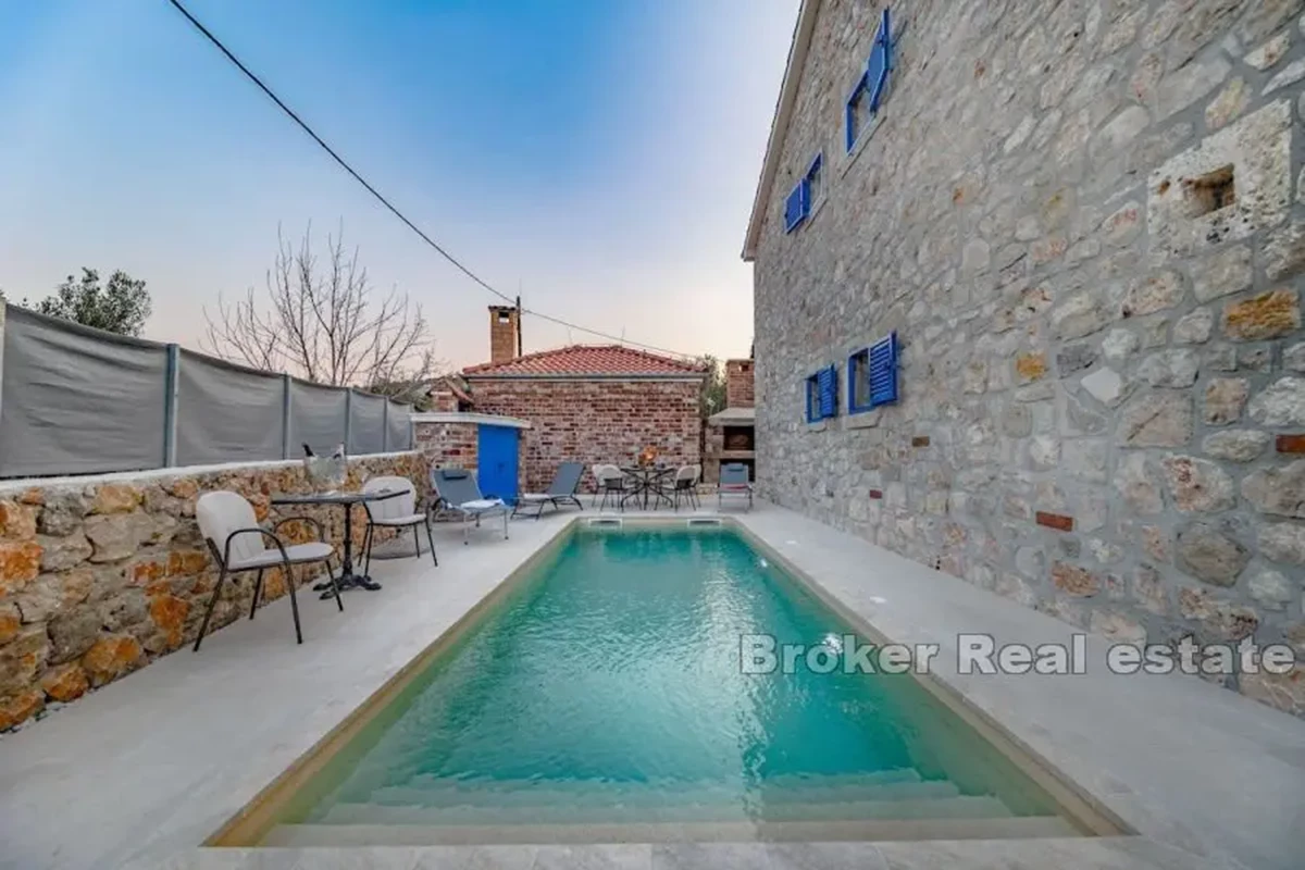 Casa in pietra con piscina in prima fila al mare