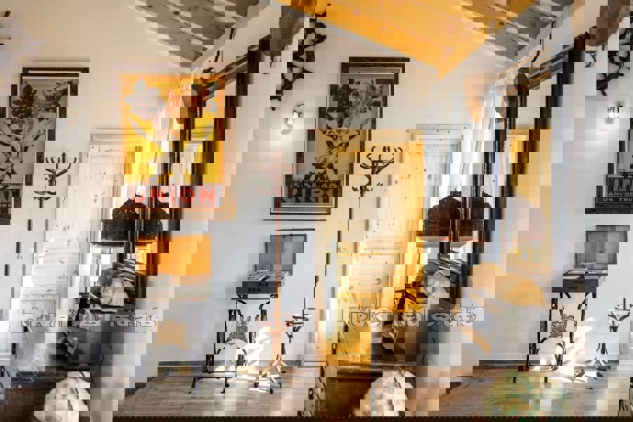 Casa in pietra con piscina in prima fila al mare