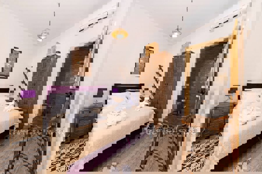 Casa in pietra con piscina in prima fila al mare