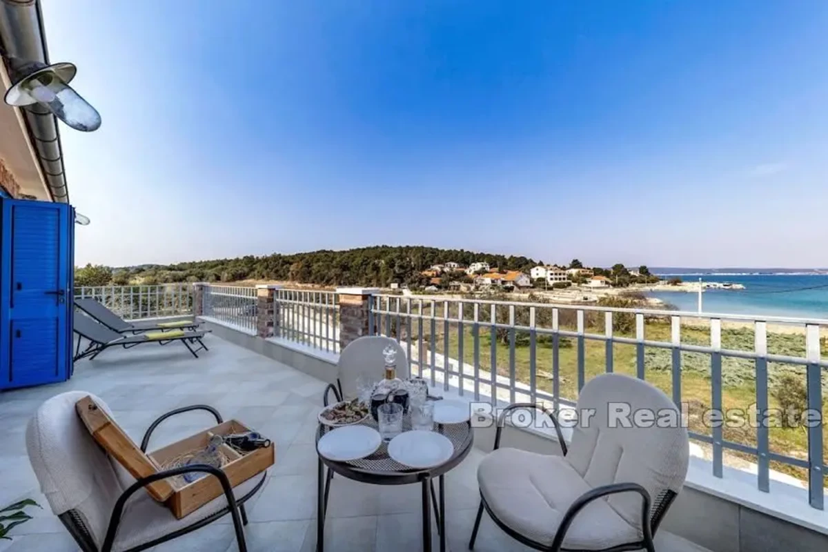 Casa in pietra con piscina in prima fila al mare