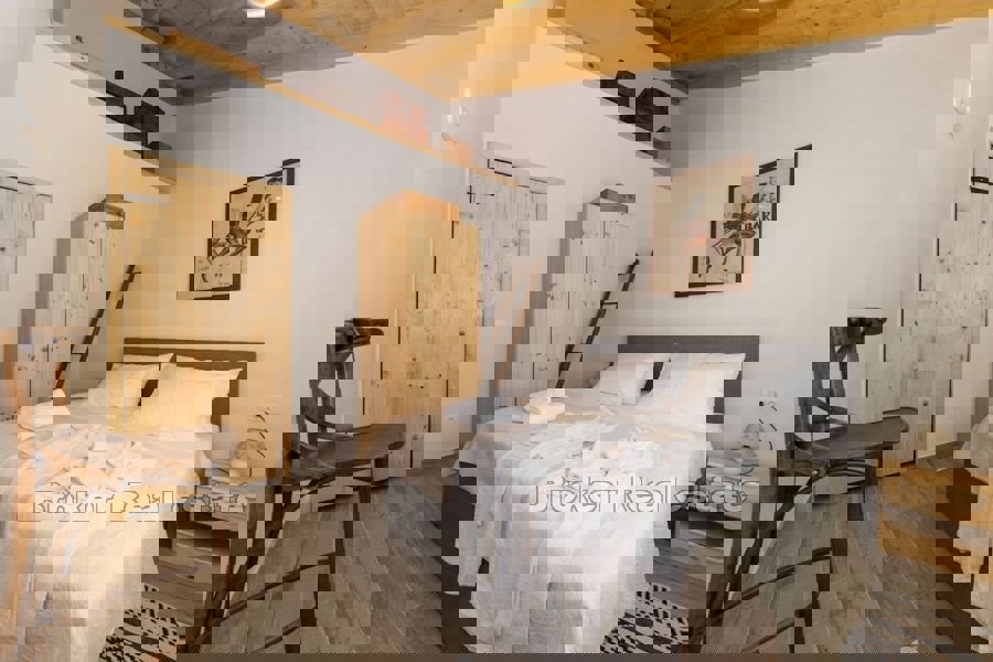 Casa in pietra con piscina in prima fila al mare