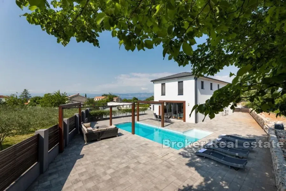 Casa moderna con piscina ai margini della zona verde