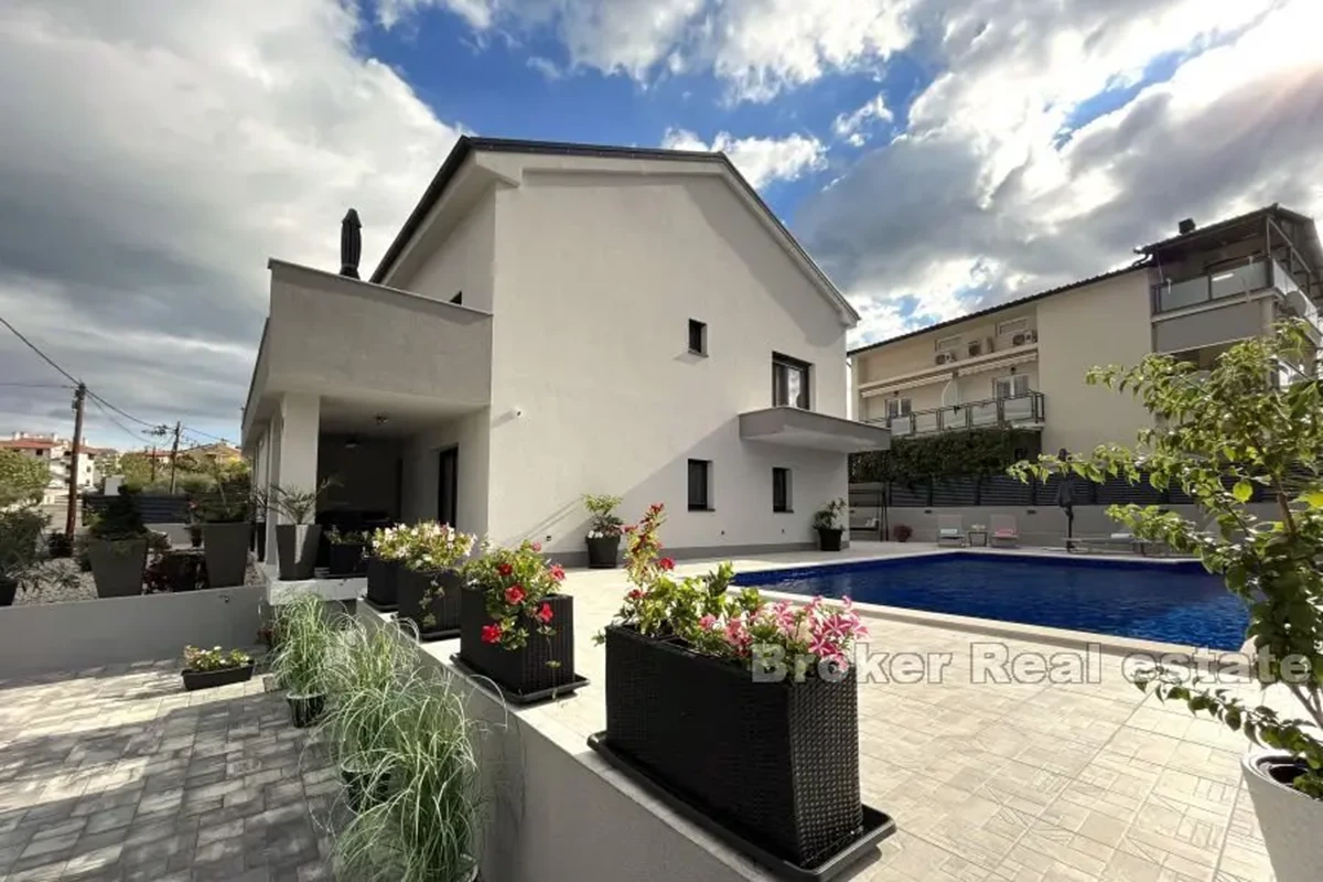 Casa indipendente con piscina e vista mare