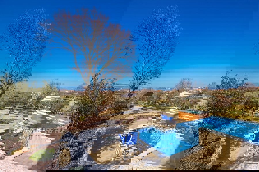 Bella casa con piscina