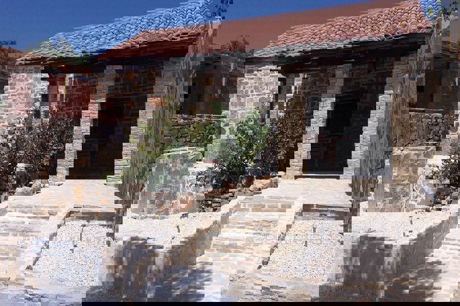 Casa in pietra, in vendita
