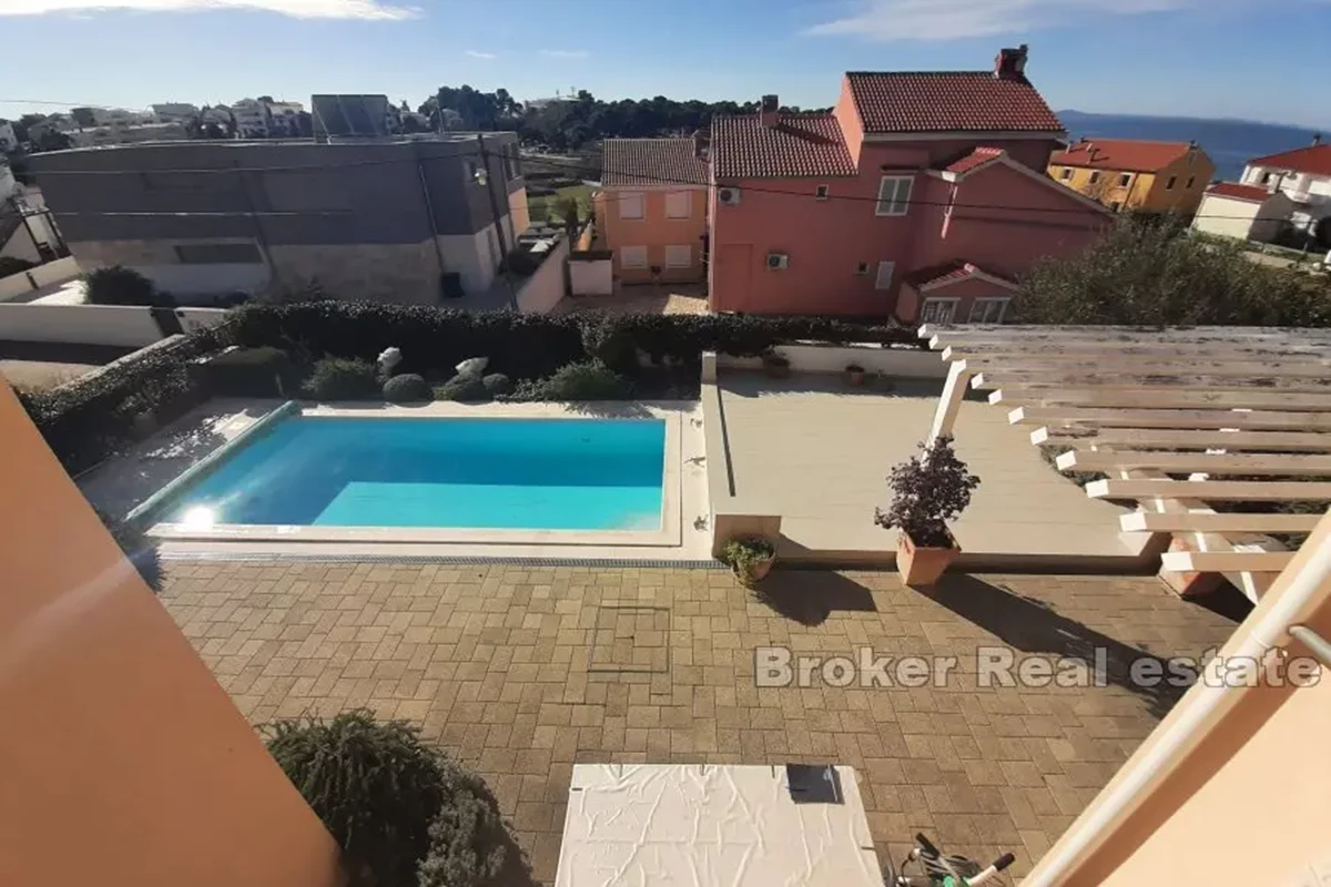 Casa con piscina e vista mare