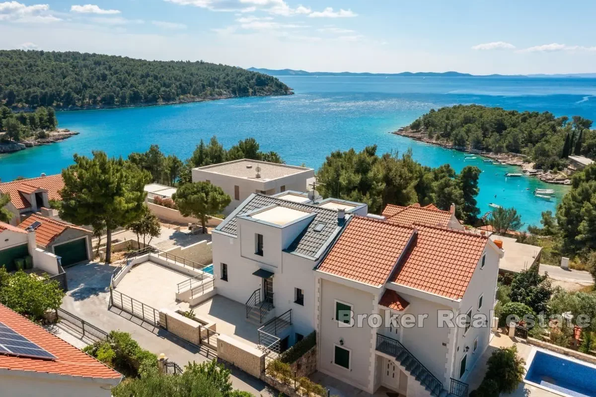 Villa di lusso con piscina e vista mare