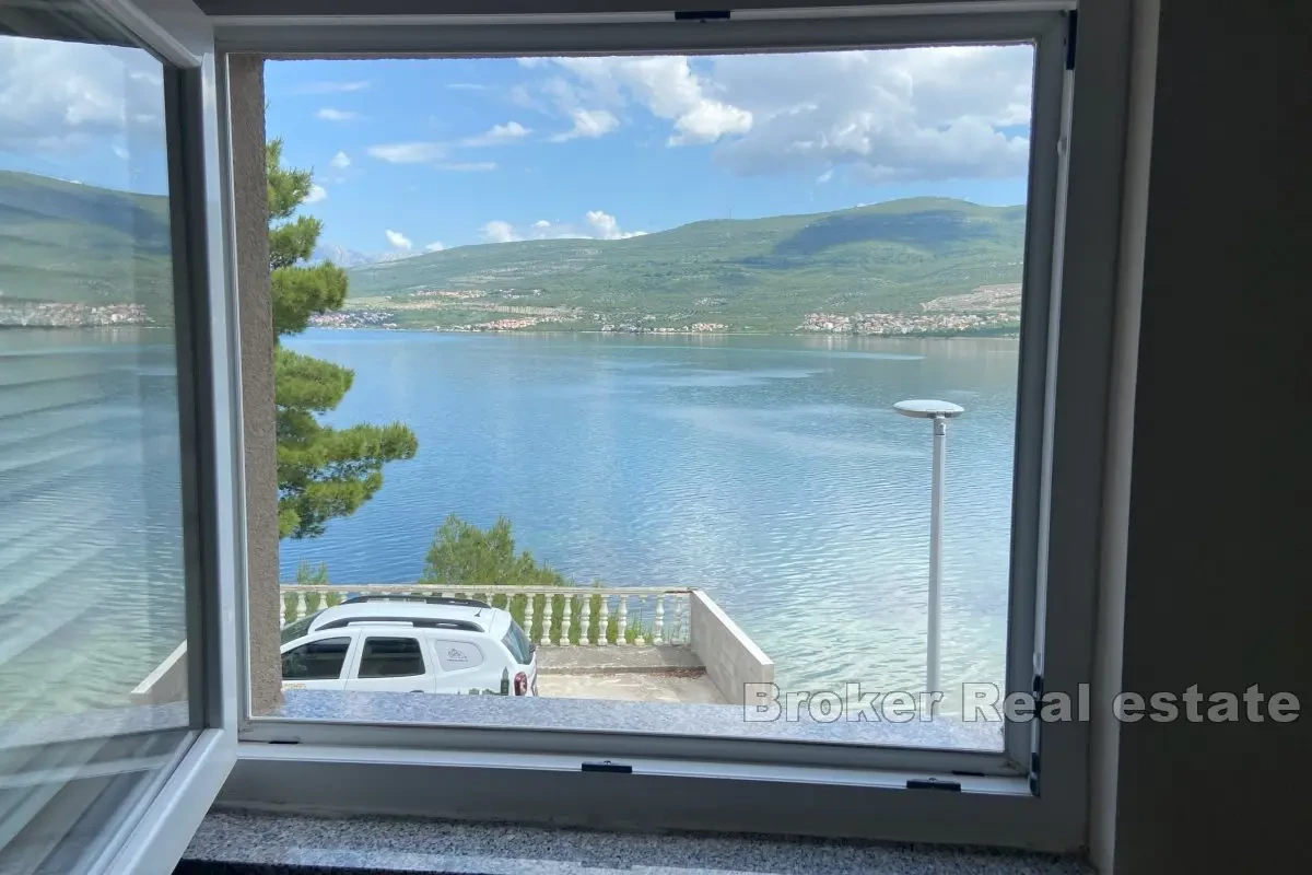 Palazzina con caffetteria, prima fila al mare