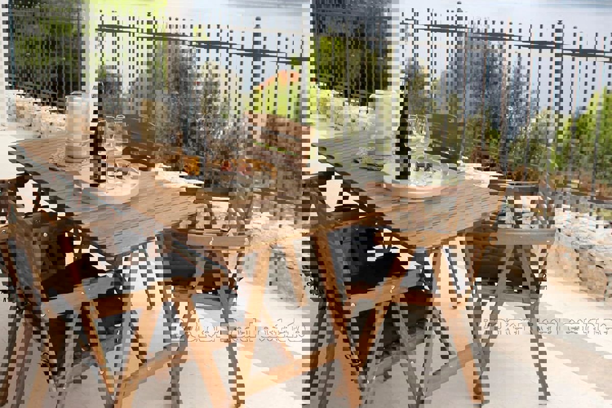 Due case più piccole con piscina e vista mare