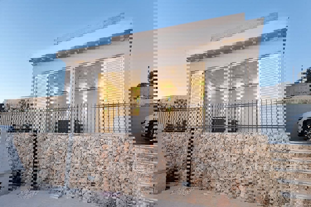 Due case più piccole con piscina e vista mare