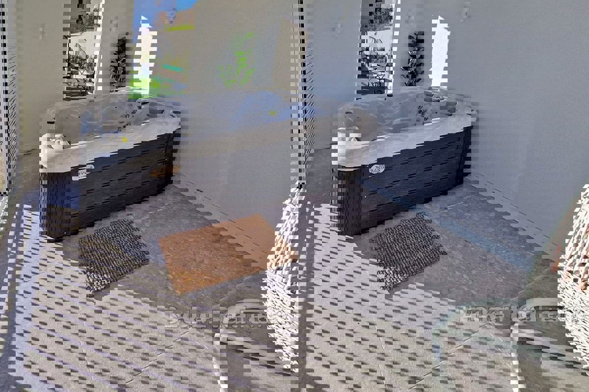 Due case più piccole con piscina e vista mare