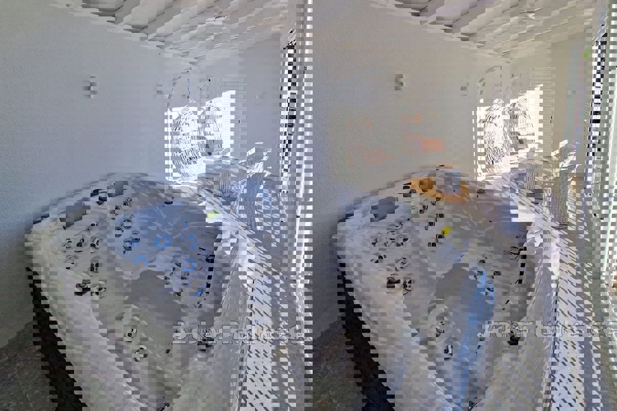 Due case più piccole con piscina e vista mare