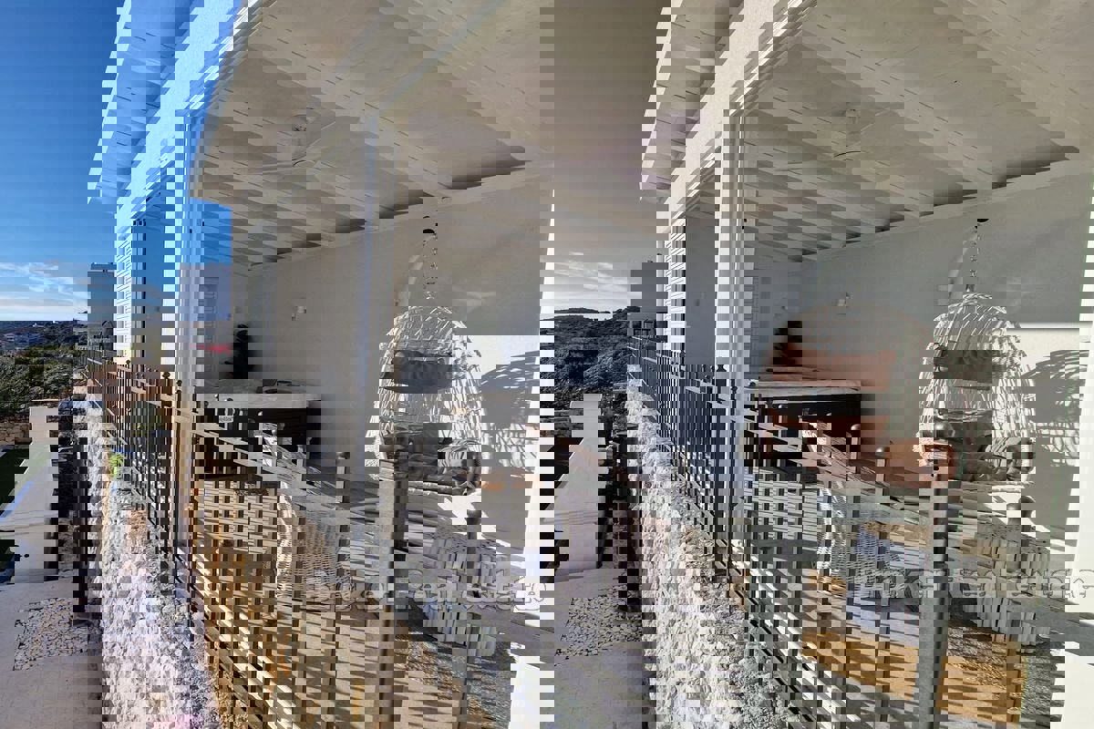 Due case più piccole con piscina e vista mare