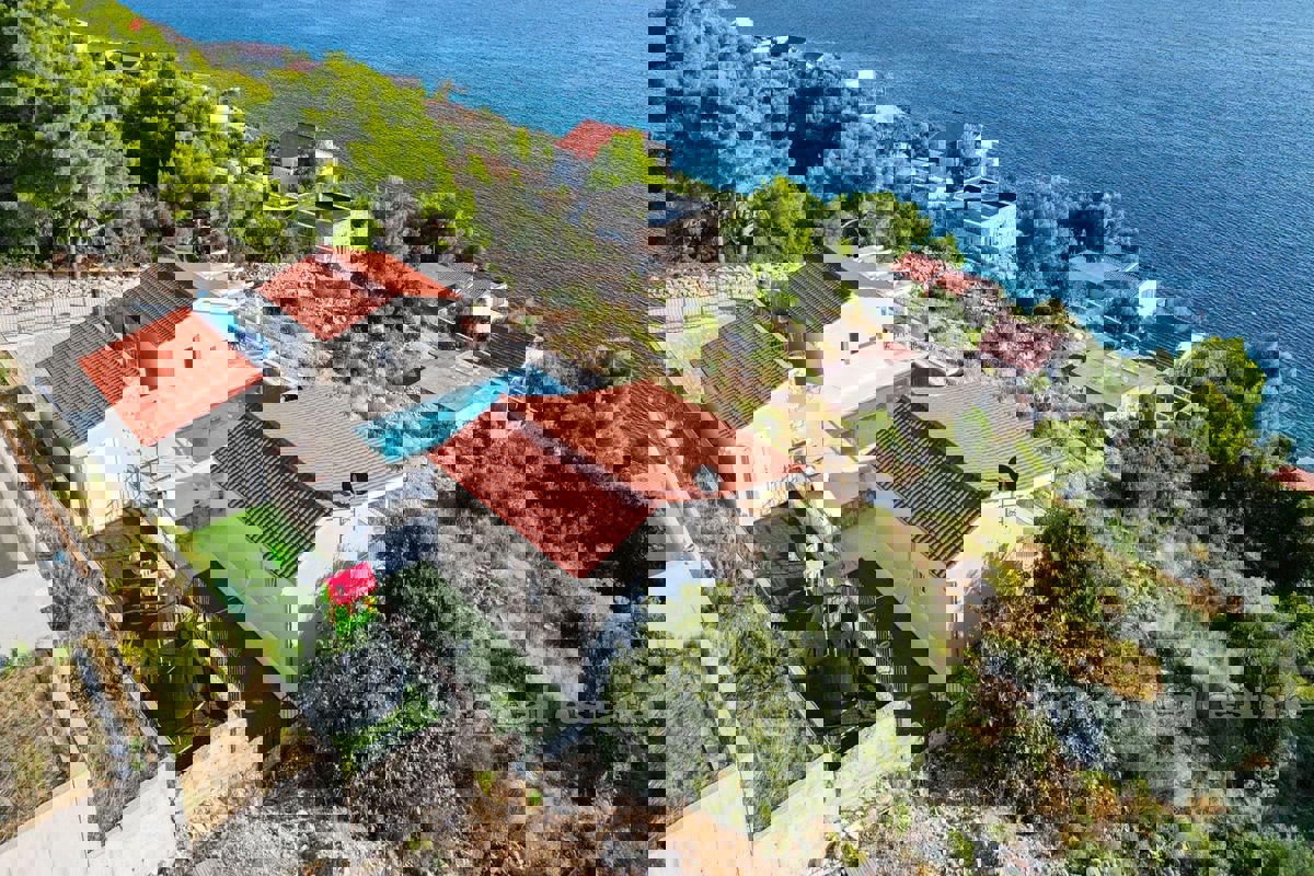 Due case più piccole con piscina e vista mare