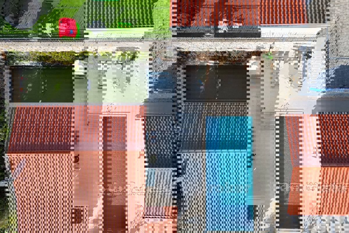 Due case più piccole con piscina e vista mare