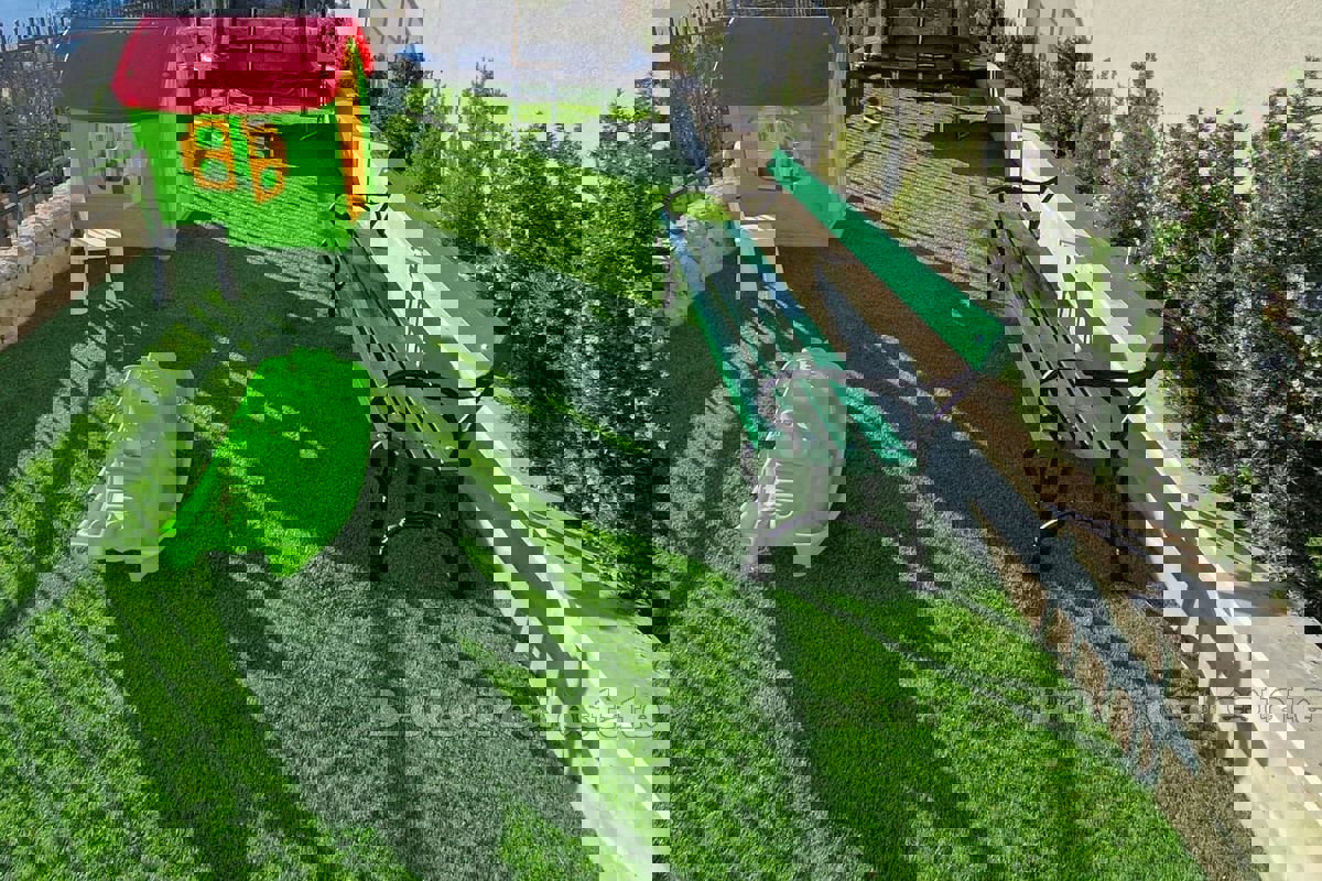 Due case più piccole con piscina e vista mare