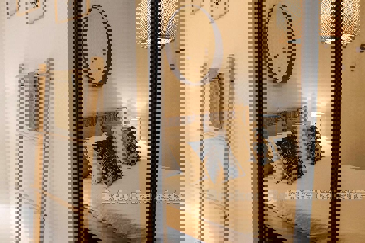 Due case più piccole con piscina e vista mare