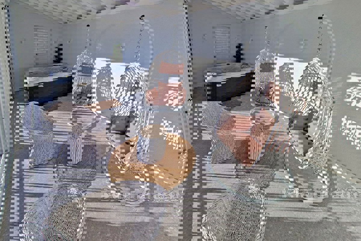 Due case più piccole con piscina e vista mare