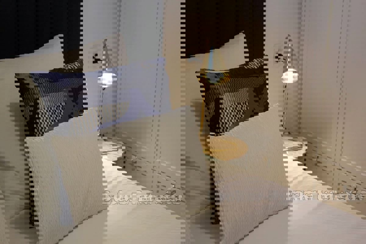 Due case più piccole con piscina e vista mare