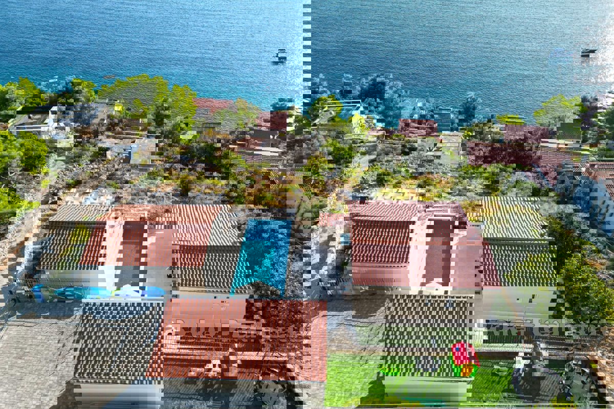 Due case più piccole con piscina e vista mare