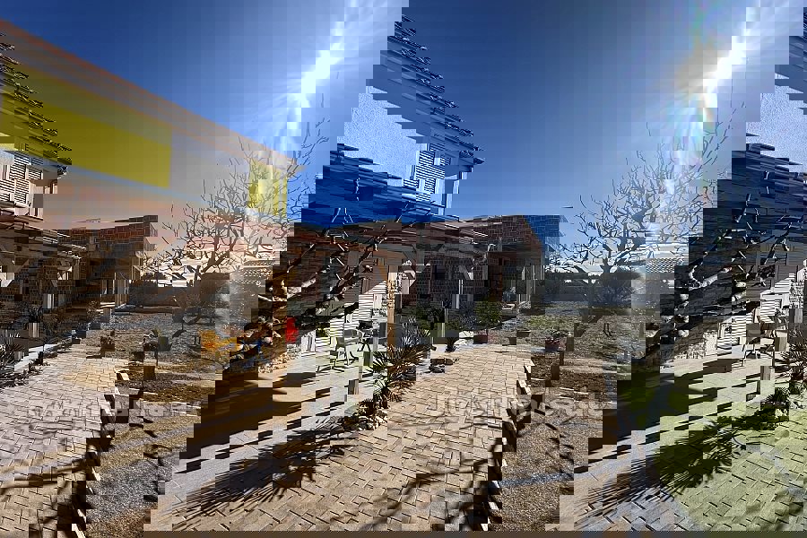 Spaziosa proprietà con più unità abitative e un uliveto