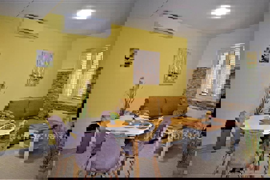 Spaziosa proprietà con più unità abitative e un uliveto