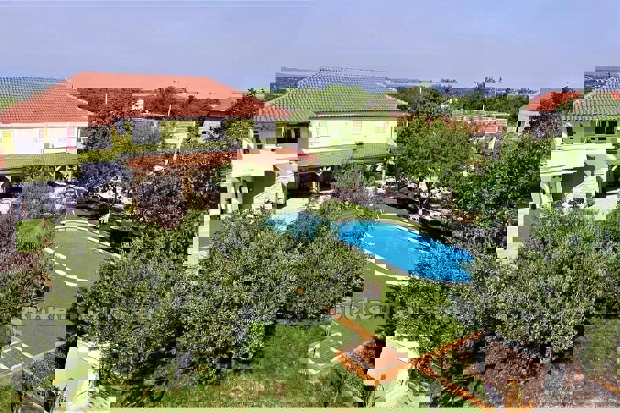 Spaziosa proprietà con più unità abitative e un uliveto