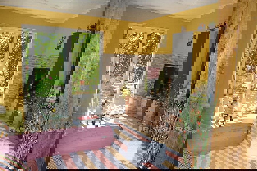 Spaziosa proprietà con più unità abitative e un uliveto