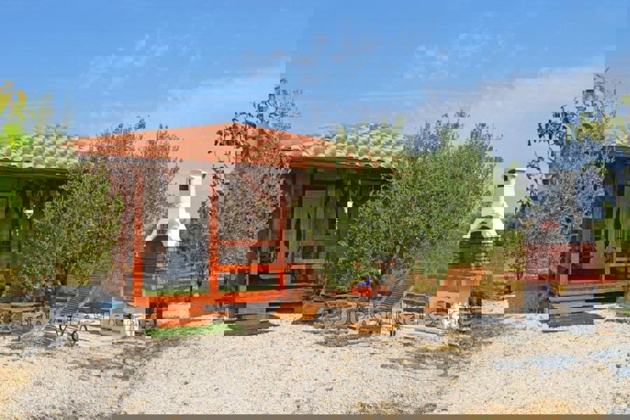 Spaziosa proprietà con più unità abitative e un uliveto