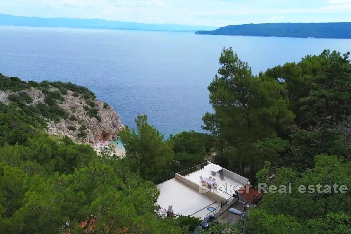 Casa bifamiliare, prima fila al mare