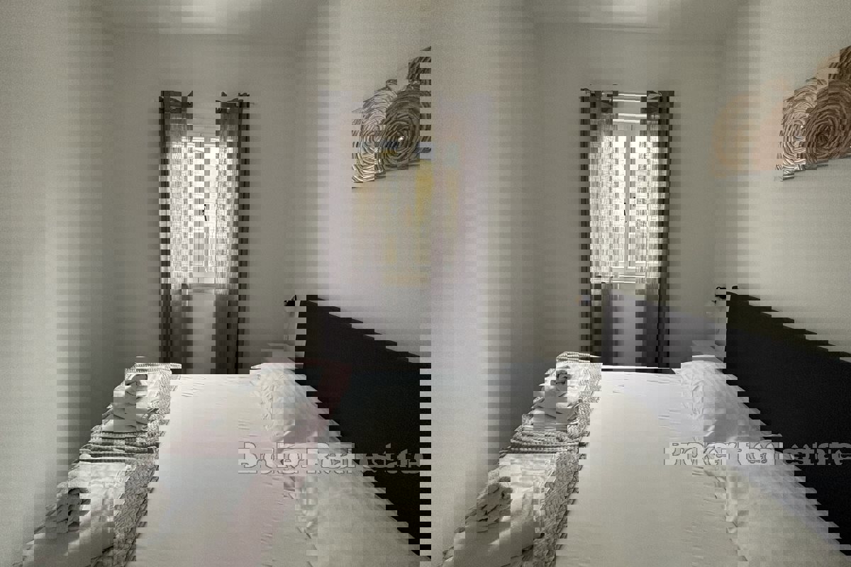 Appartamento con tre camere da letto con vista mare