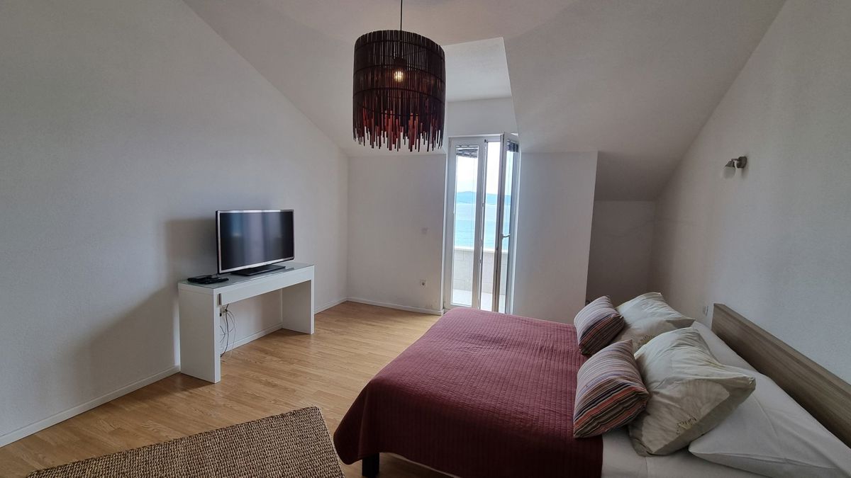 Casa con appartamenti in seconda fila al mare