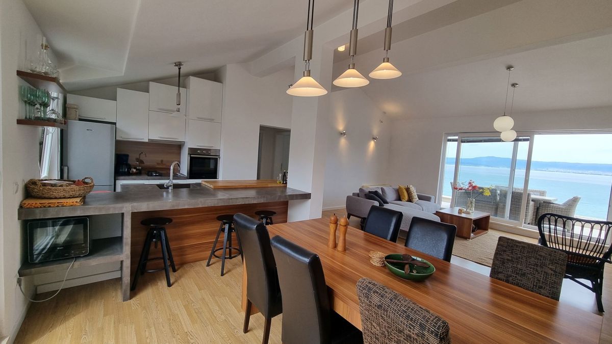 Casa con appartamenti in seconda fila al mare