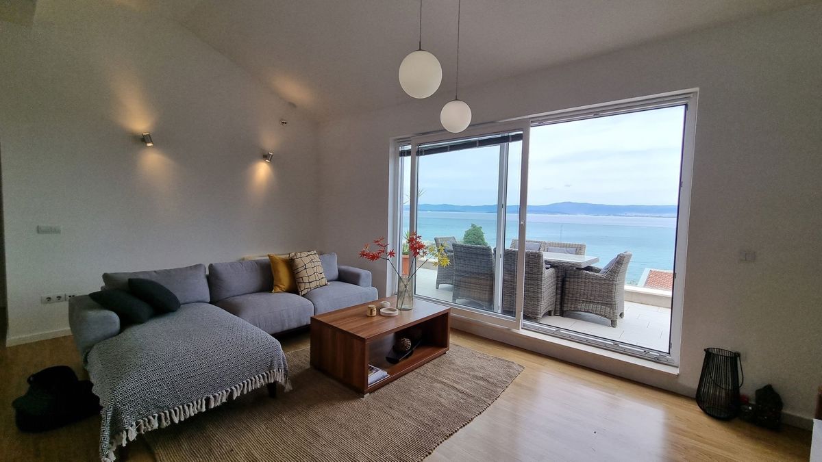 Casa con appartamenti in seconda fila al mare