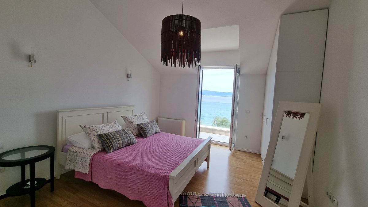 Casa con appartamenti in seconda fila al mare