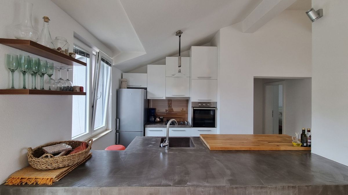 Casa con appartamenti in seconda fila al mare