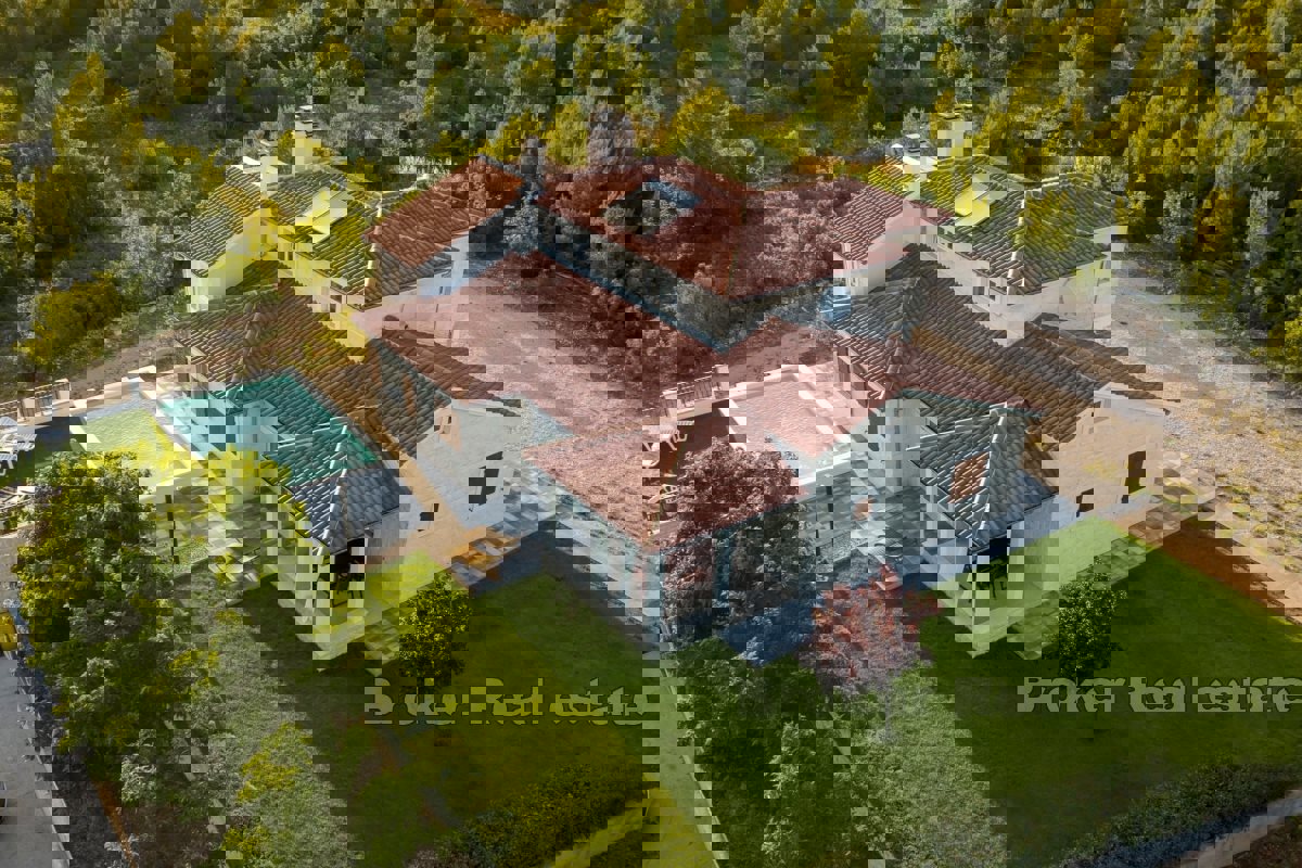 Villa moderna con piscina