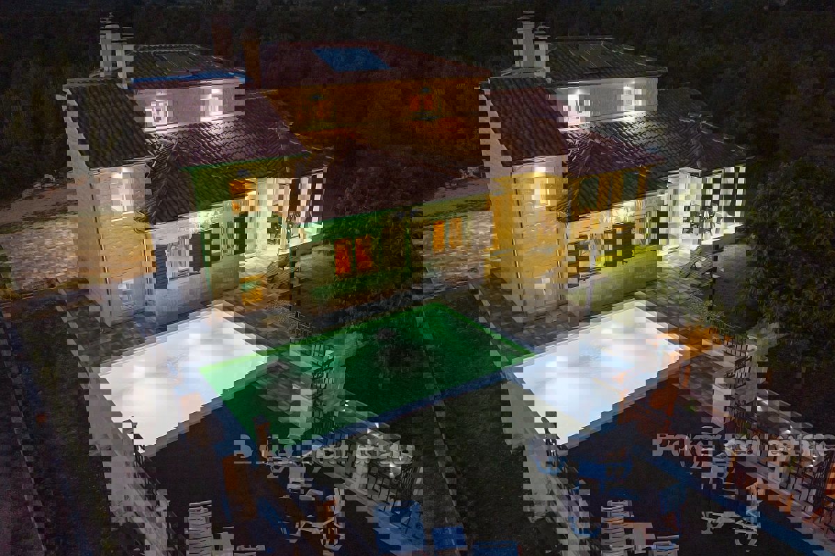 Villa moderna con piscina