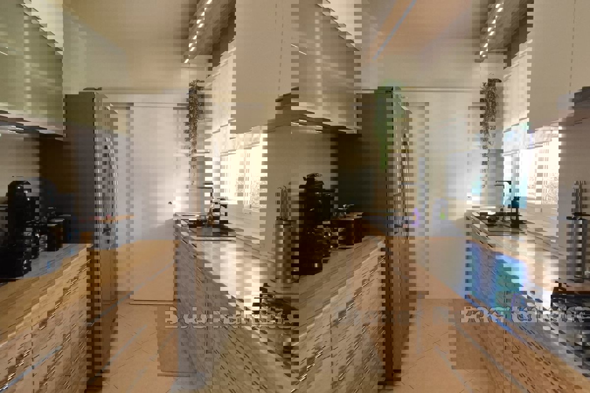 Villa moderna con piscina