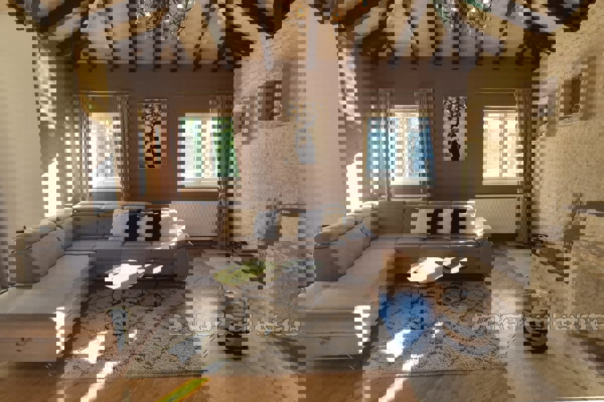 Villa moderna con piscina