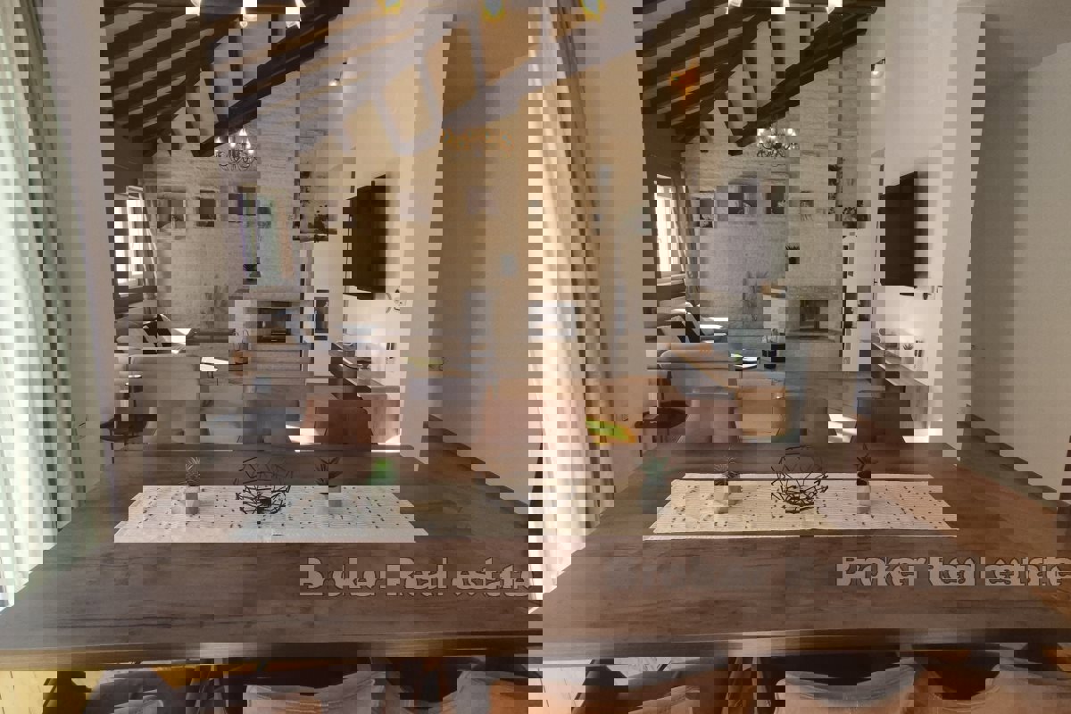 Villa moderna con piscina