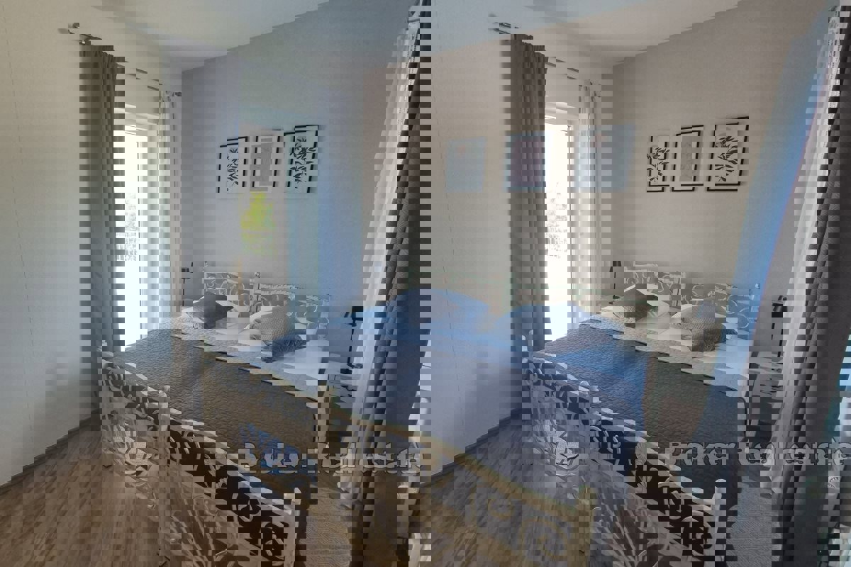 Villa moderna con piscina