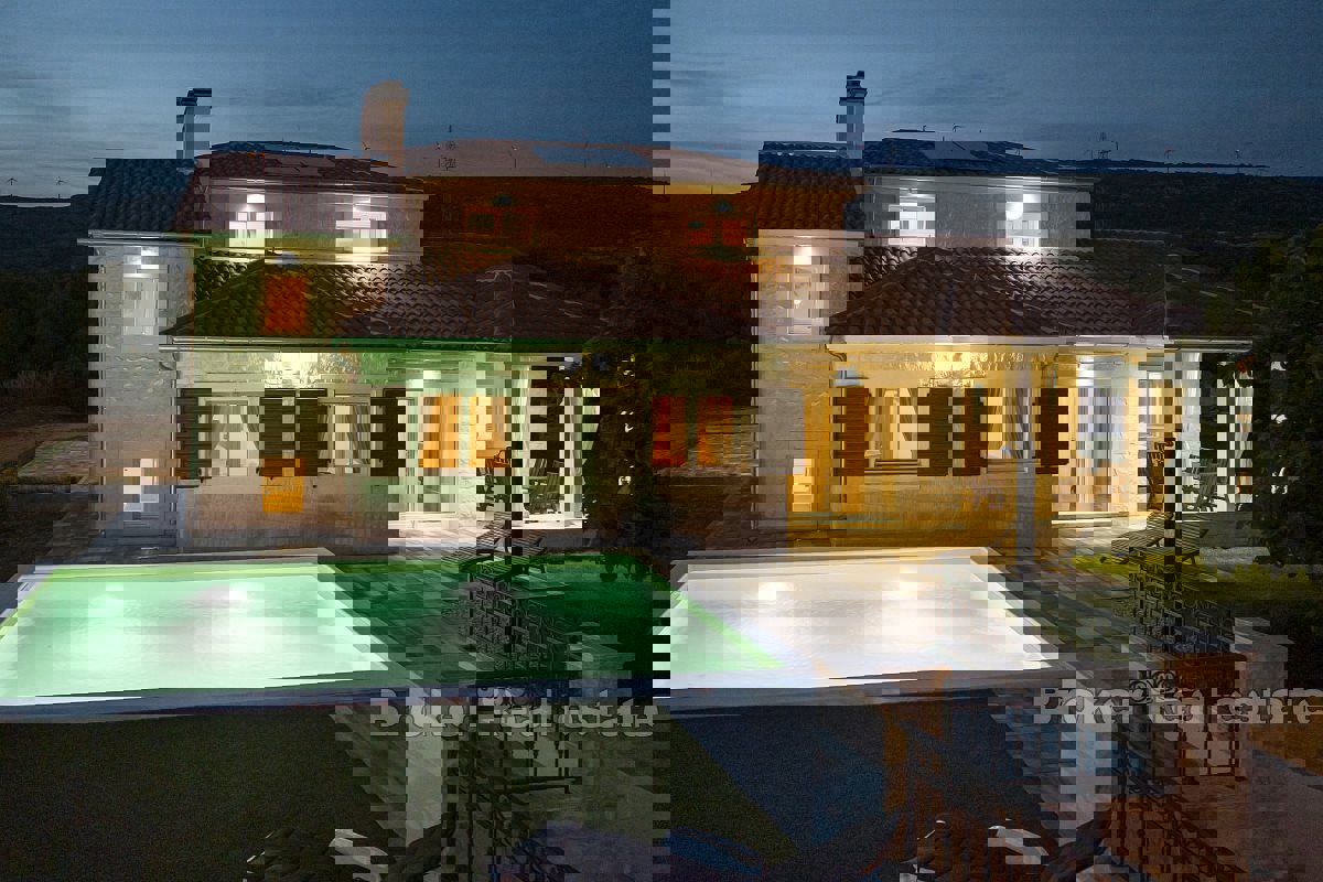 Villa moderna con piscina