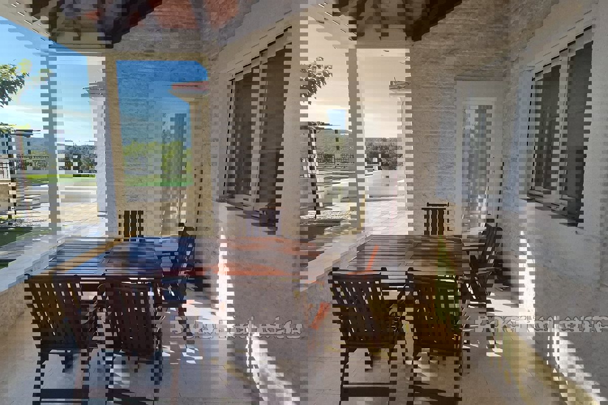 Villa moderna con piscina