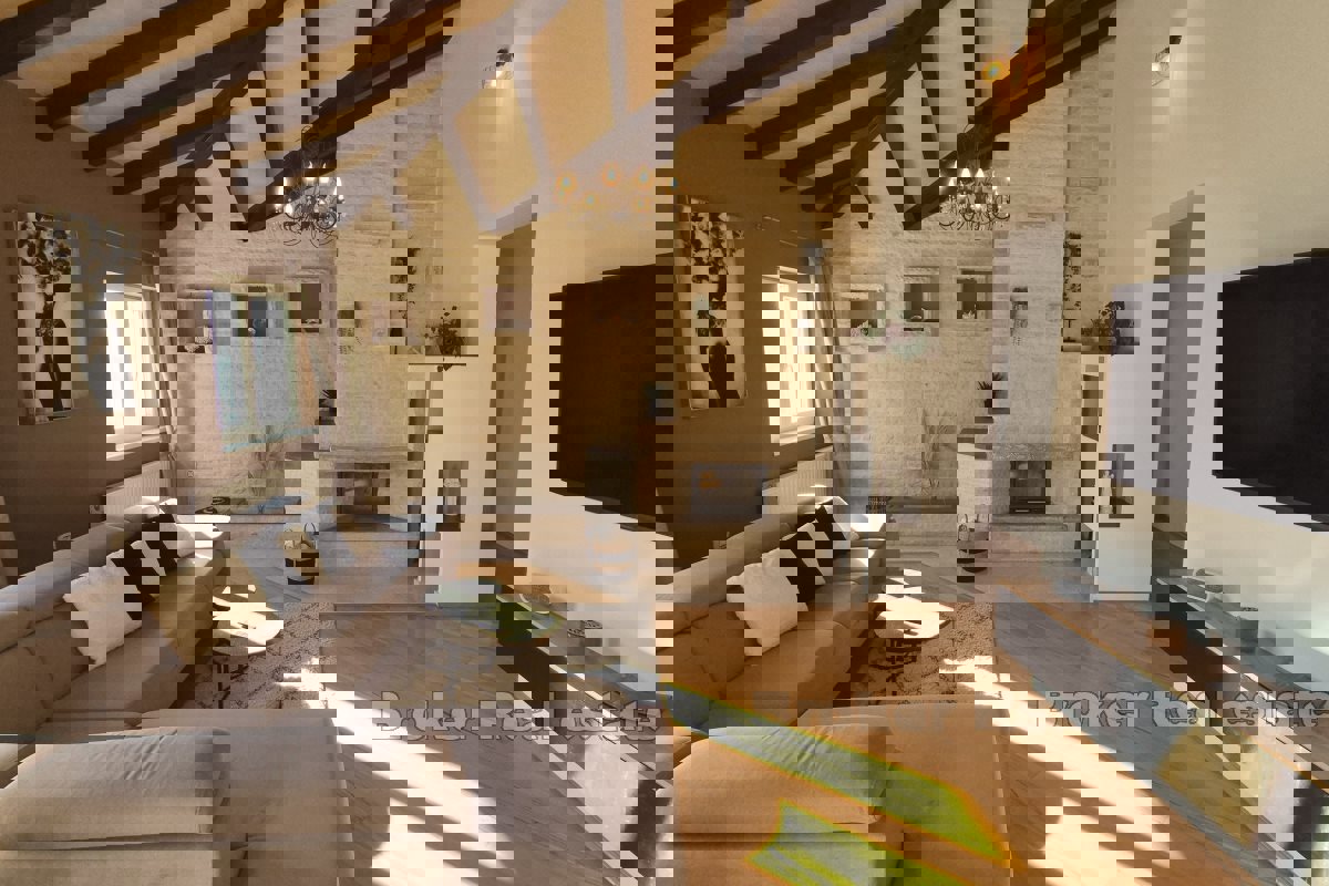 Villa moderna con piscina