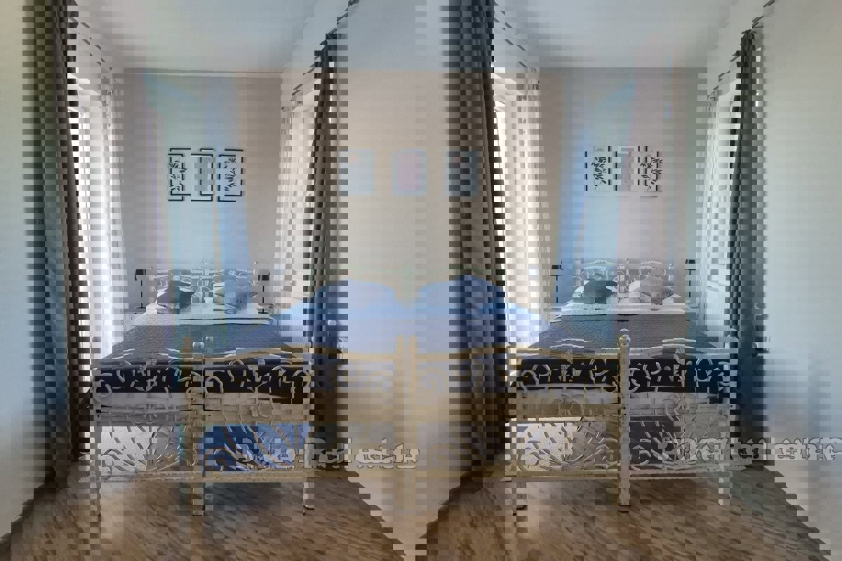 Villa moderna con piscina