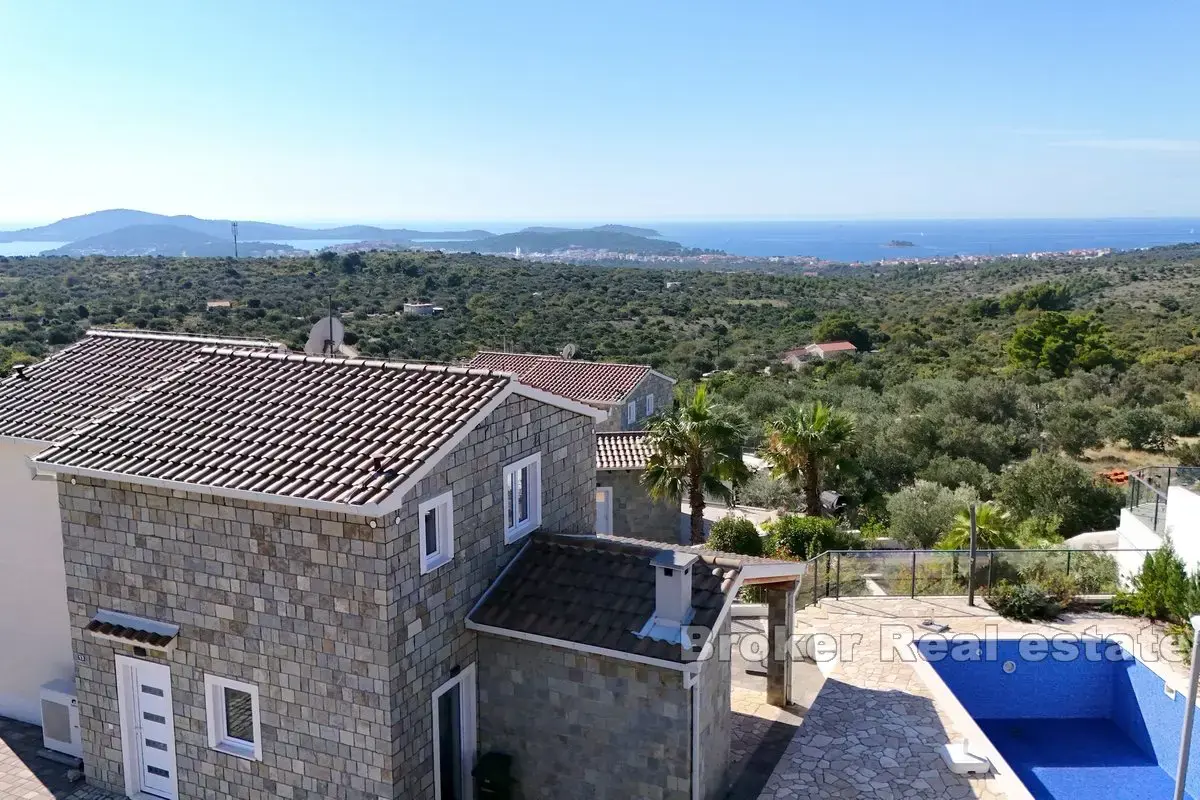 Una bella casa in posizione elevata con una vista incantevole