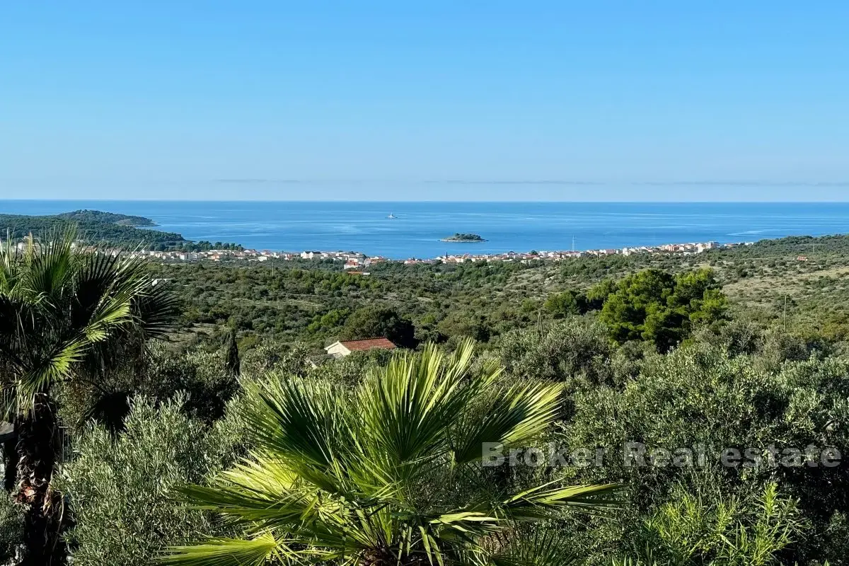 Una bella casa in posizione elevata con una vista incantevole