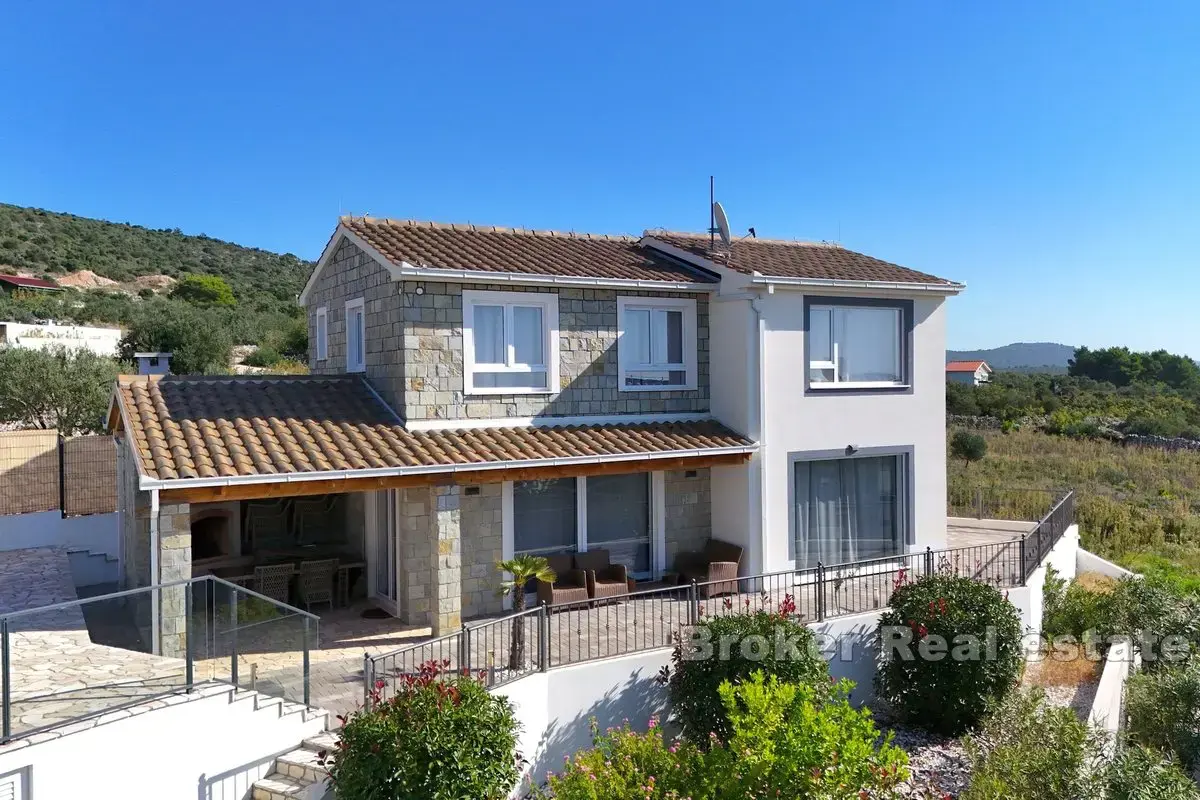 Una bella casa in posizione elevata con una vista incantevole